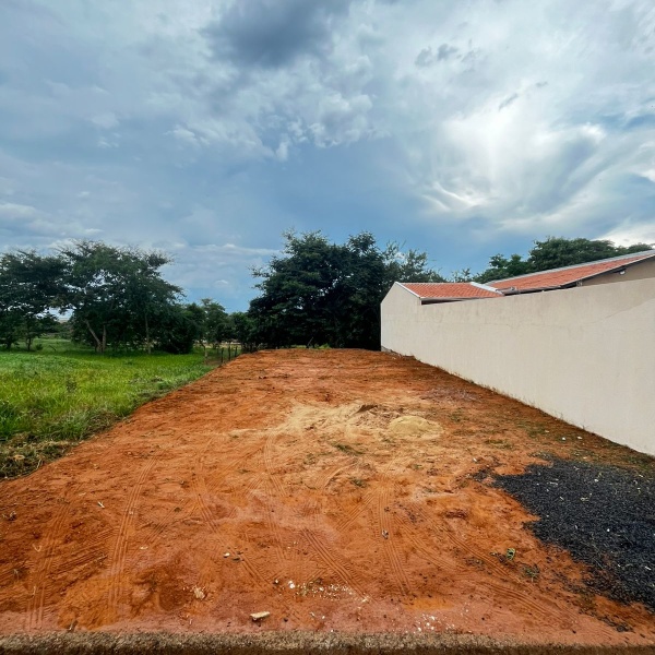 Terreno em Nuporanga 8x20. murado, calçada, poste 220v e DOC pago.